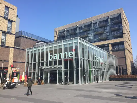 Winkelcentrum Banne Centrum aan het Bezaanjachtplein in Amsterdam-Noord